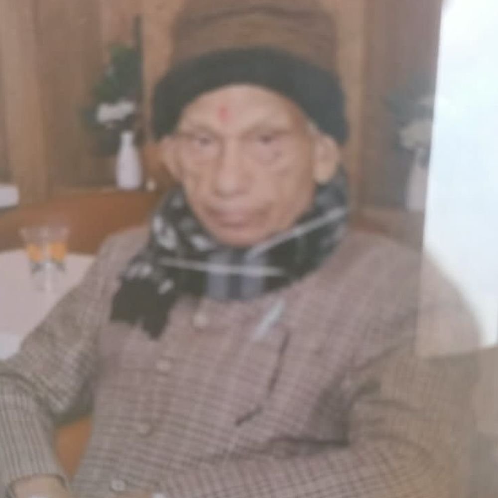 हरदोई में रिटायर्ड अधिकारी की हाईटेंशन लाइन से झुलसकर मौत:छत पर टहलते समय हादसा, परिजनों ने विभाग पर लगाया लापरवाही का आरोप