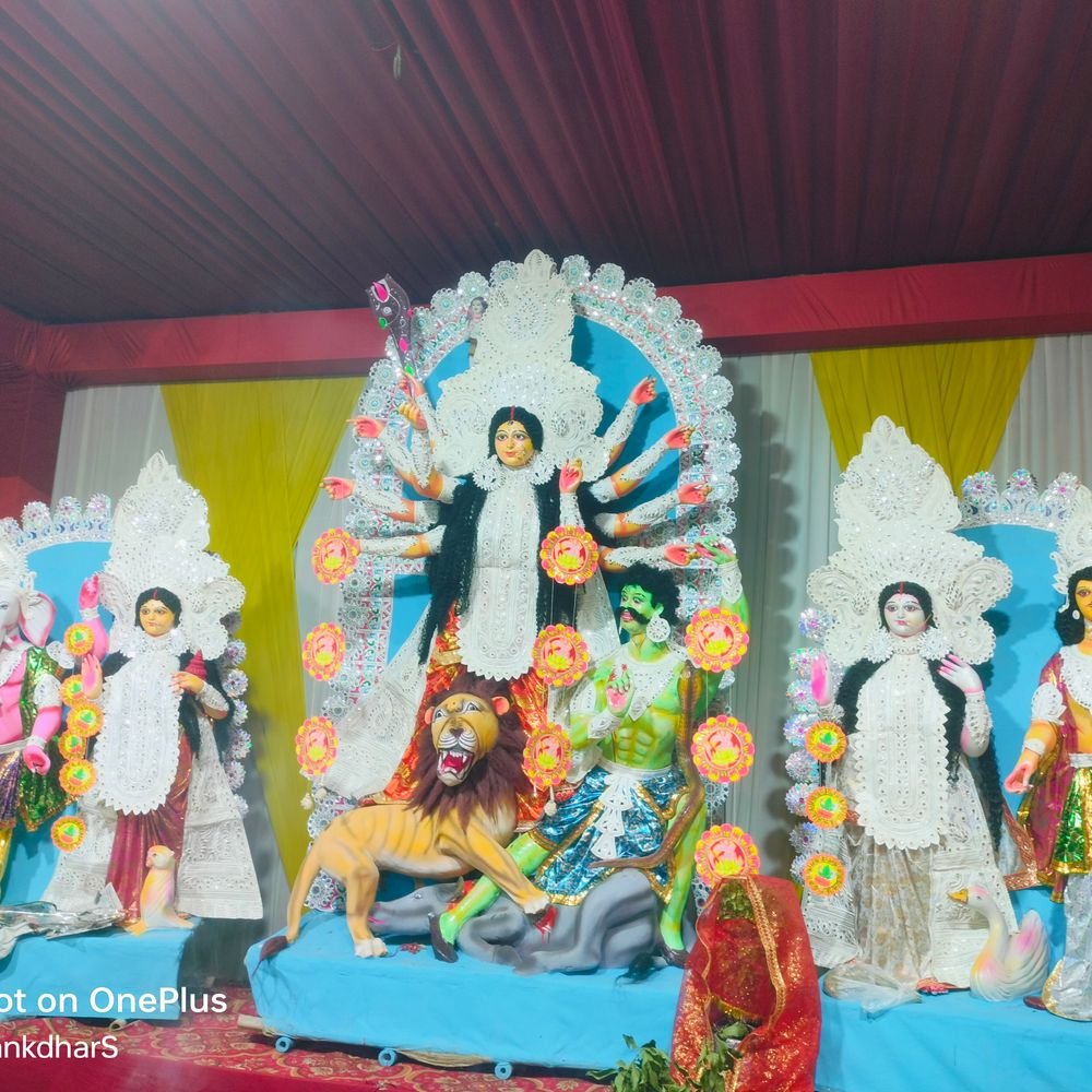 महाषष्ठी पर मां दुर्गा की प्रतिमा स्थापित:मुरादाबाद में विधि-विधान से हुई पूजा, श्रद्धालुओं को प्रसाद बांटा गया