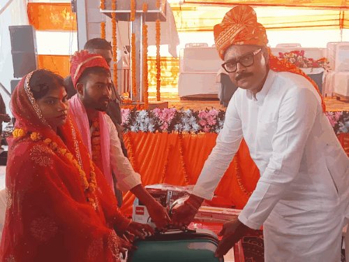 अयोध्या में 184 हिंदू जोड़ों ने लिए सात फेरे:विधायक अभय सिंह ने नवविवाहित जोड़ों को गृहस्थी का आवश्यक सामान किया भेंट