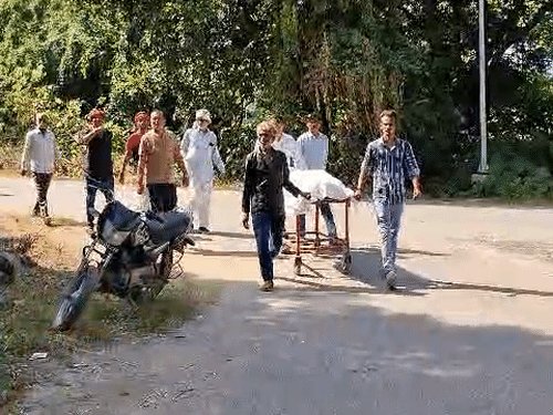 झांसी में खेत पर करंट लगने से किसान की मौत:धान से पानी निकालने गए थे, बिजली तार उठाते ही लगा जोरदार झटका