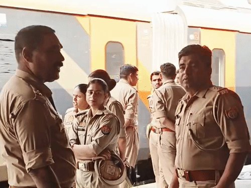 CJP के प्रदर्शन के चलते दिल्ली जाने वाली ट्रेनें रद्द:बरेली जंक्शन पर भारी पुलिस बल तैनात, वैष्णो देवी जा रहे यात्री फंसे