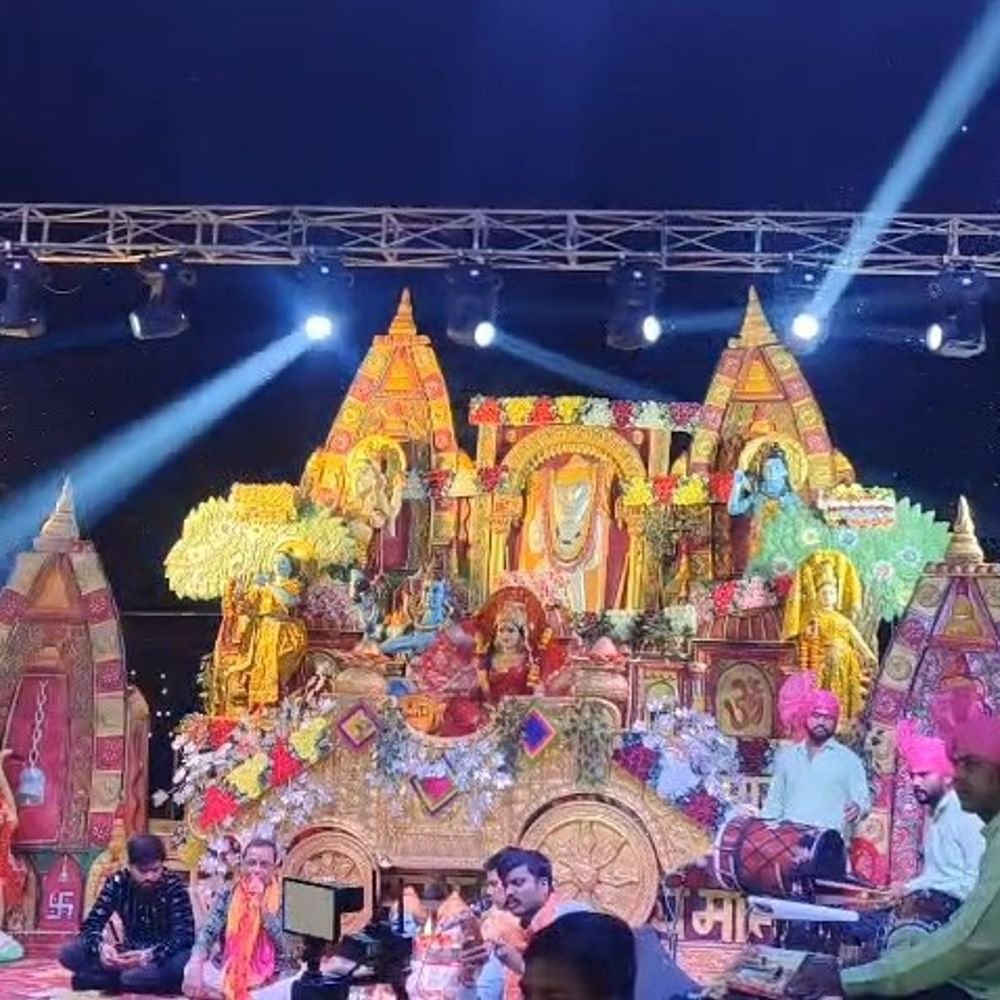 नुमाइश चौराहे पर रातभर गूंजे माता रानी के जयकारे:इटावा में हजारों श्रद्धालु जागरण में पहुंचे, देवी झांकियों ने मोहा मन
