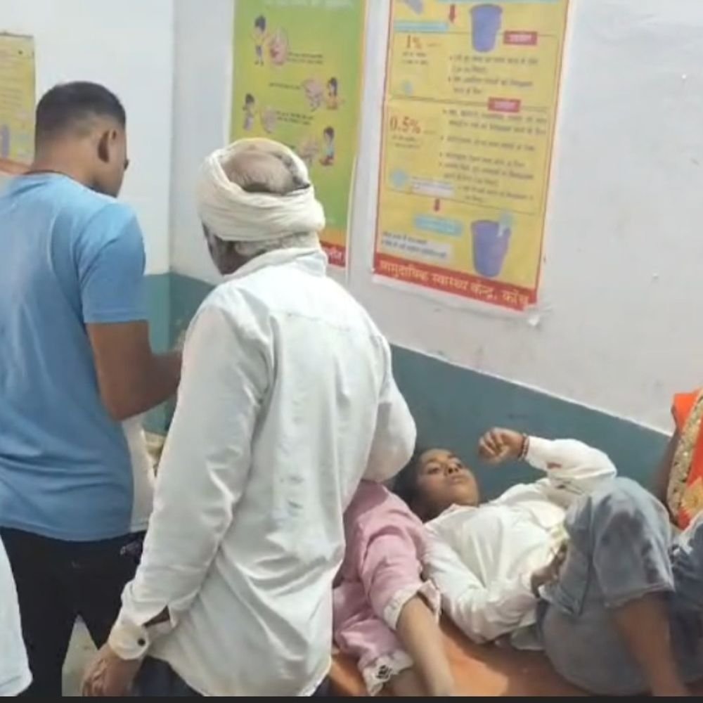 जालौन में जवारे चढ़ाने जा रही ट्रैक्टर-ट्रॉली पलटी:महानवमी पर मंदिर जा रहे थे, 20 से 25 लोग घायल; सीएचसी में भर्ती कराया