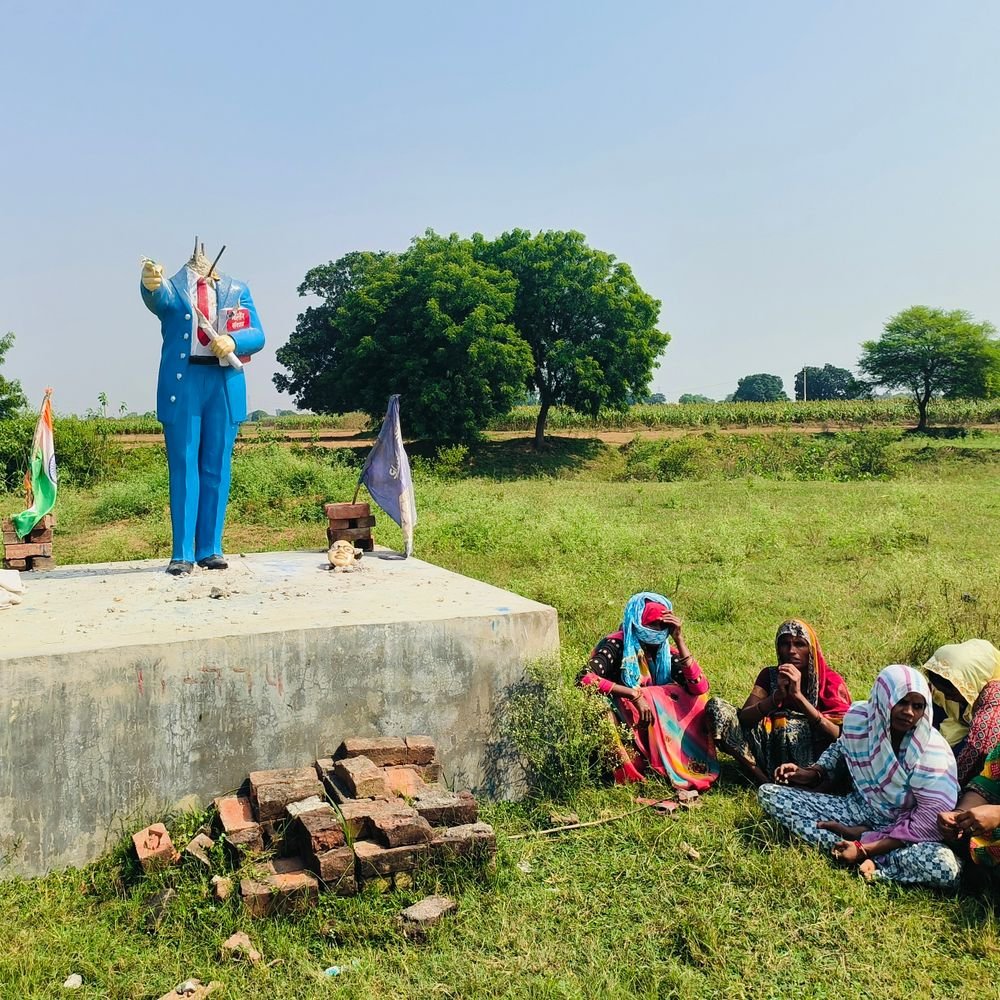 कानपुर में अंबेडकर प्रतिमा क्षतिग्रस्त करने पर हंगामा:नेहुरापारा गांव में जुटे ग्रामीण, ACP बोले- अराजक तत्वों पर होगी कार्रवाई