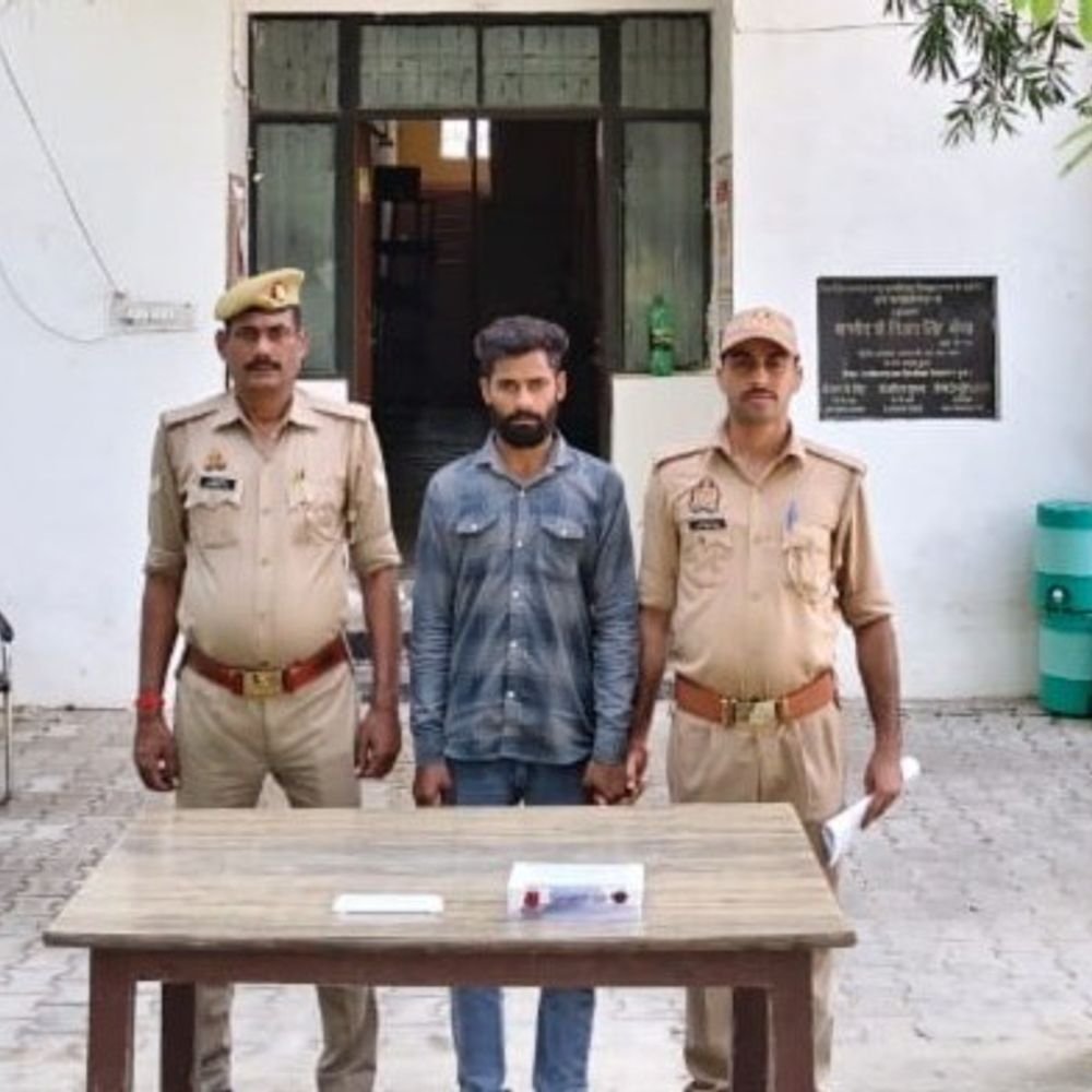 अमेठी में 25 हजार का इनामी बदमाश गिरफ्तार:हत्या-लूट समेत 4 मामलों में वांछित था सूरज, तमंचा भी मिला