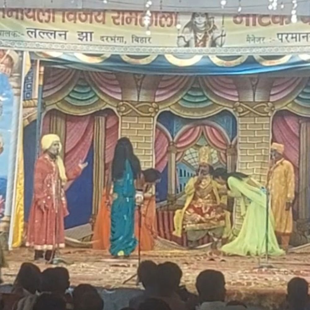 बदायूं रामलीला में श्रीराम का जन्म:महाराजा दशरथ ने लुटाए हीरे-मोती, आज होगा ताड़का वध का मंचन
