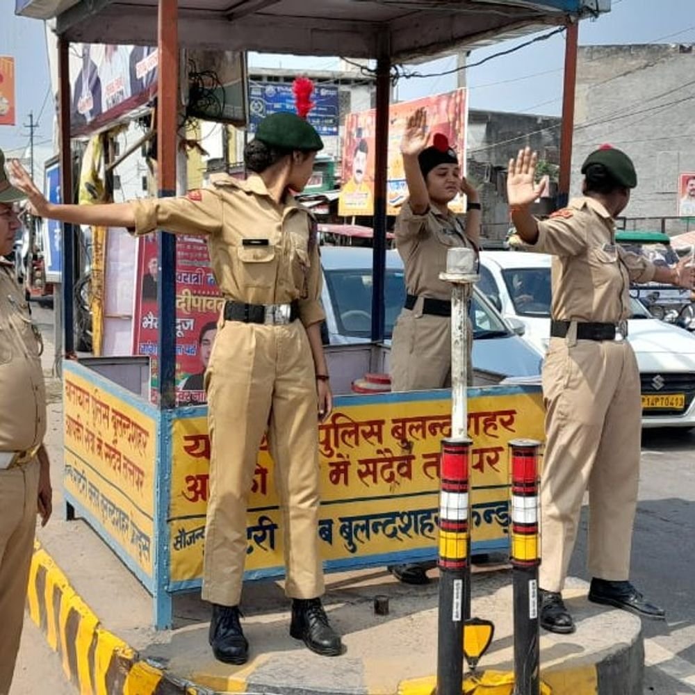एनसीसी कैडेट्स ने संभाली ट्रैफिक व्यवस्था:बुलन्दशहर में चौराहों पर चला जागरूकता अभियान, सिखाए यातायात के नियम