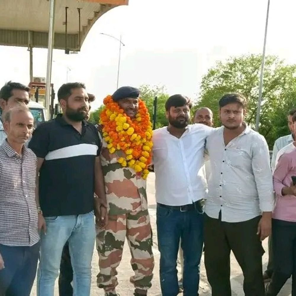 40 साल देशसेवा कर गांव लौटे फौजी कृष्ण कुमार:ढोल-नगाड़ों व फूल-मालाओं स्वागत