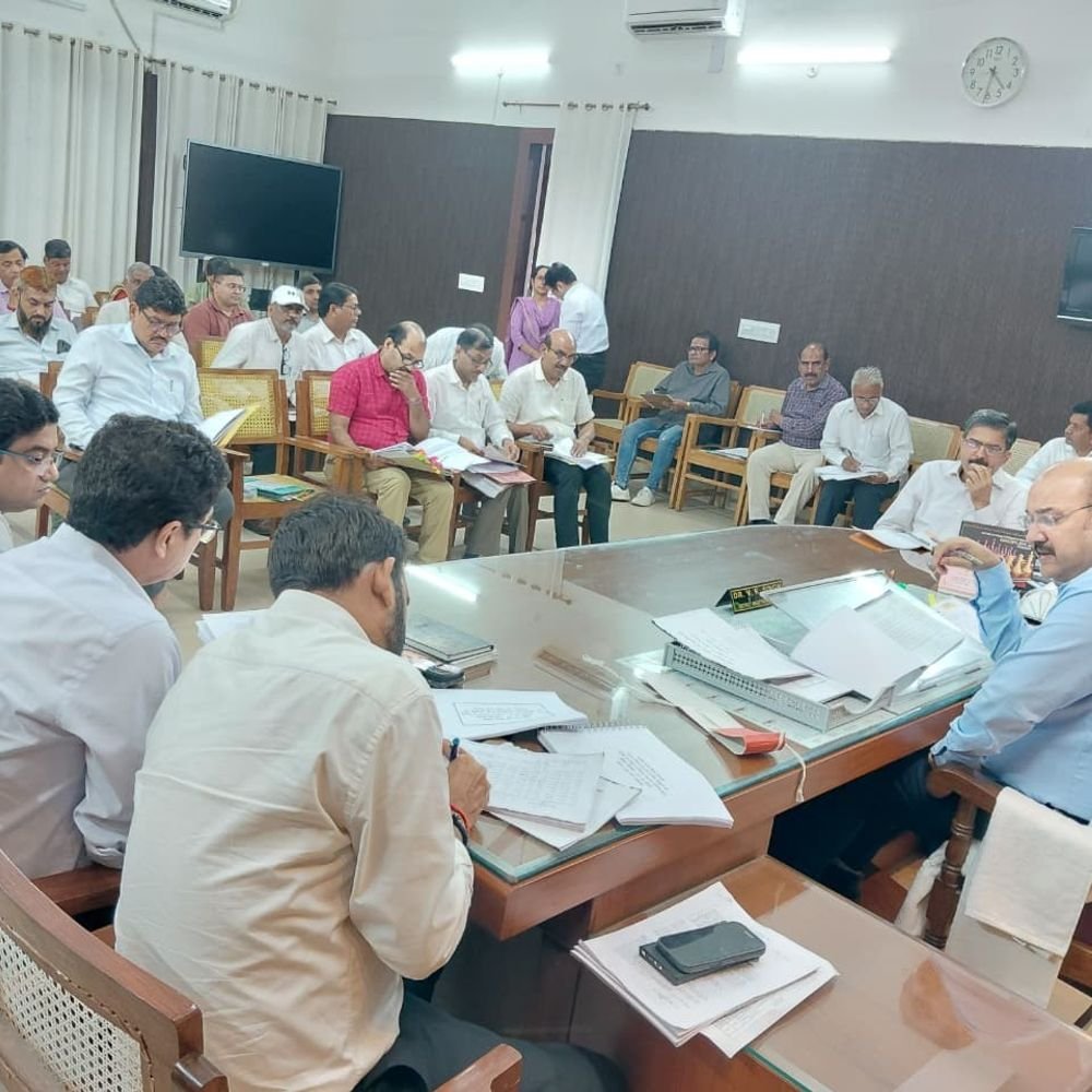 डीएम ने राजस्व वसूली में तेजी लाने के निर्देश दिए:अवैध खनन पर जताई नाराजगी, त्योहारों पर व्यवस्थाएं दुरुस्त रखने को कहा