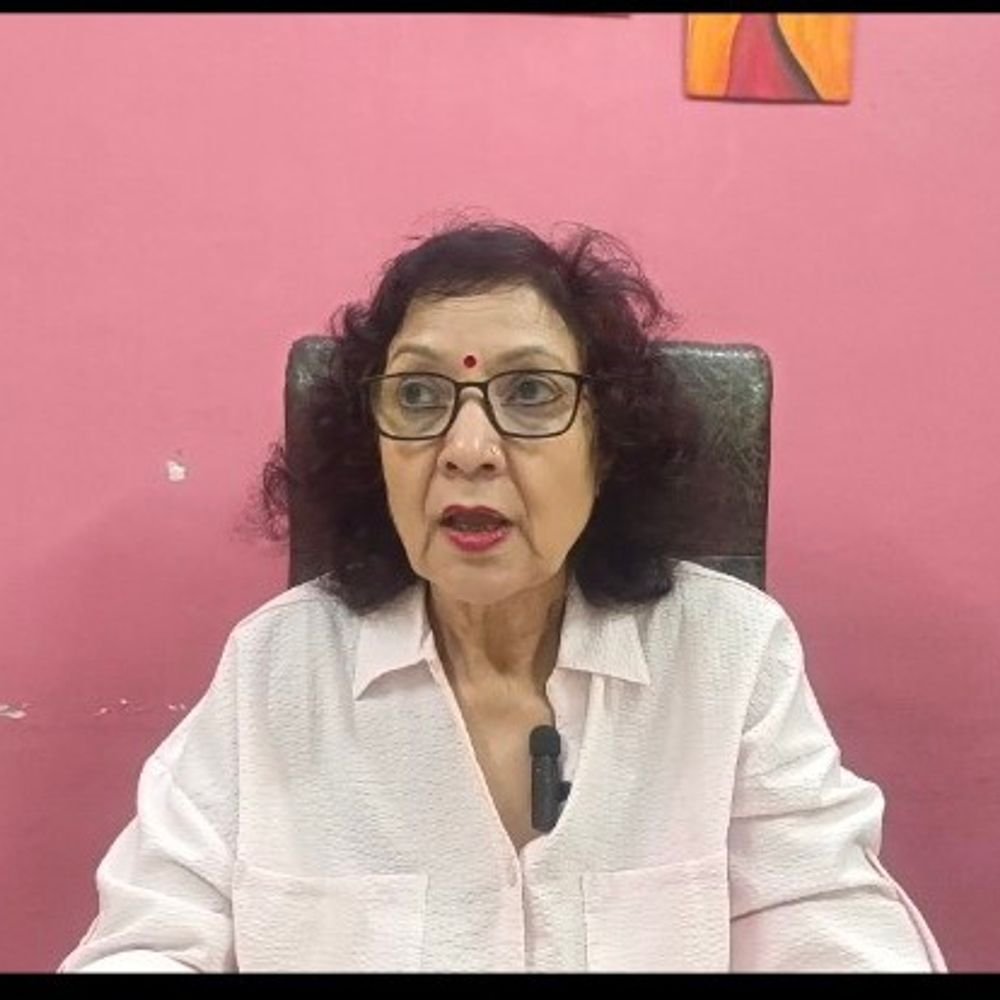 सुनीता शर्मा 37 साल से शिक्षा और समाजसेवा कर रहीं:जरूरतमंद बच्चों की पढ़ाई से लेकर बेटियों के विवाह तक करती हैं मदद