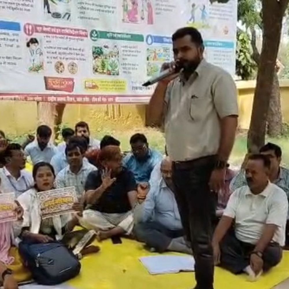 NHM संविदा कर्मचारियों का तीसरे दिन धरना:6 सूत्रीय मांगों को लेकर सीएमओ कार्यालय पर प्रदर्शन, मांगें न मानी तो लखनऊ जाएंगे