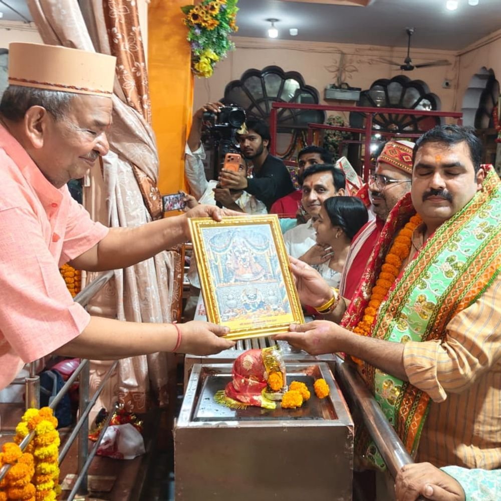 खलीलाबाद के समय माता मंदिर में हुई महाआरती:उमड़ी भक्तों की भीड़, सुरक्षा के पुख्ता इंतजाम; विधायक ने की पूजा अर्चना