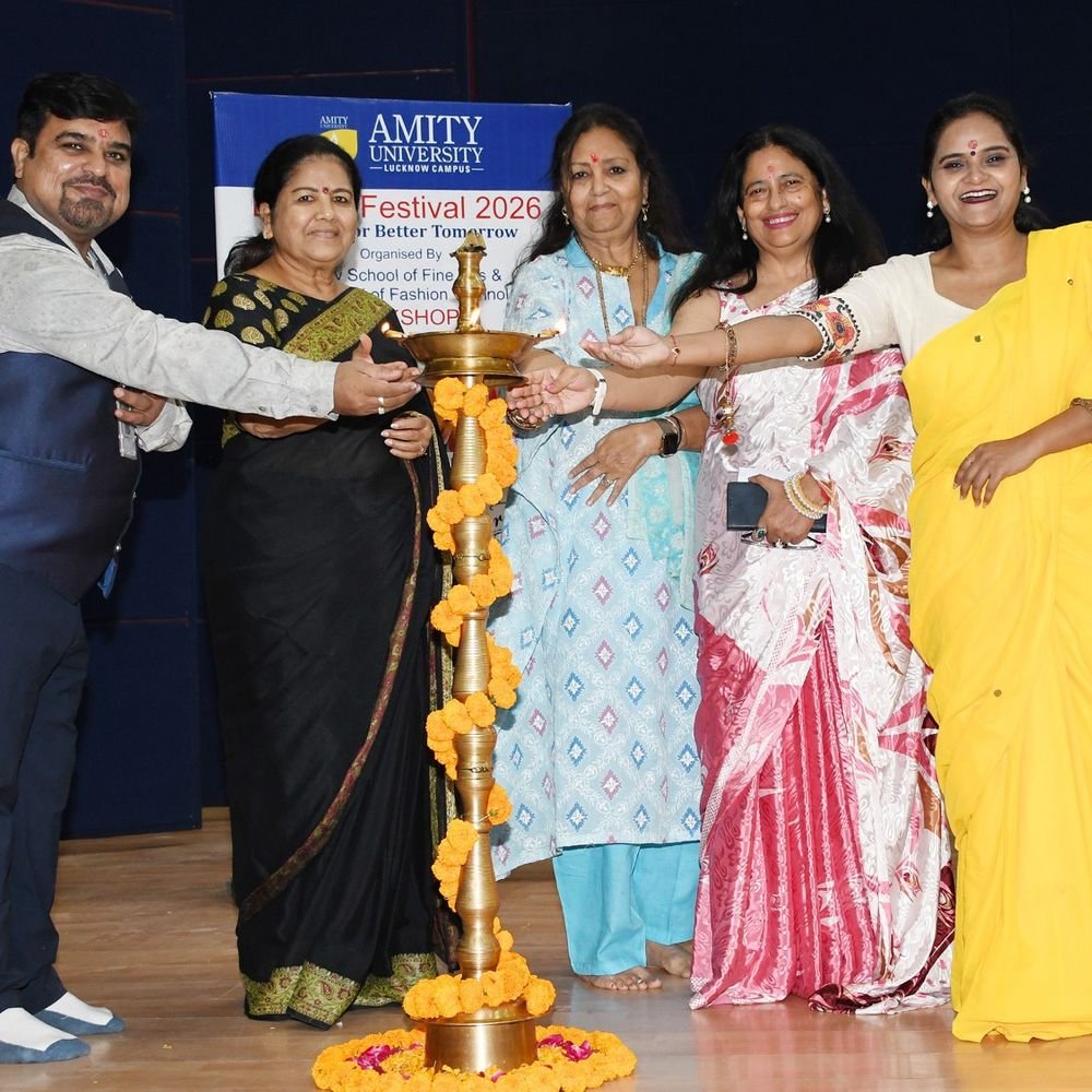 एमिटी विश्वविद्यालय में डिजाइन फेस्टिवल:बेकार कपड़ों से बनाए डिजाइनर परिधान, छात्र-छात्राओं ने किया शानदार रैंप वॉक