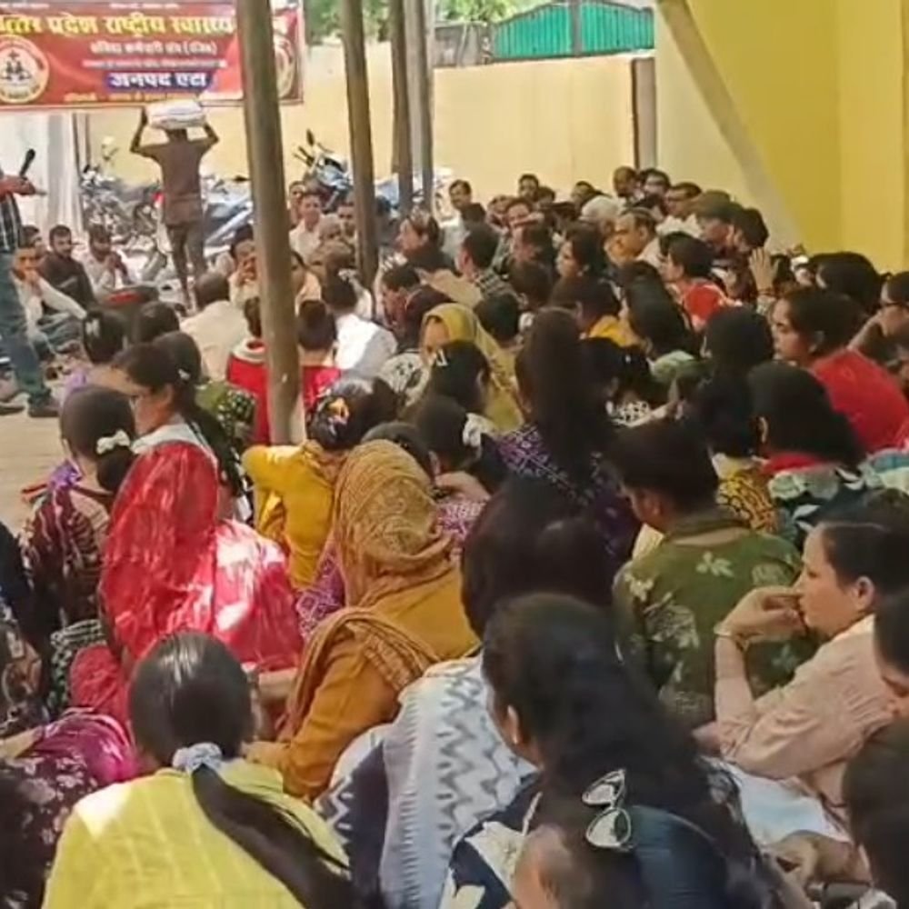 स्वास्थ्य कर्मियों ने CMO कार्यालय के बाहर दिया धरना:नियमितीकरण और समान वेतन समेत 6 मांगें, लखनऊ में धरने की चेतावनी