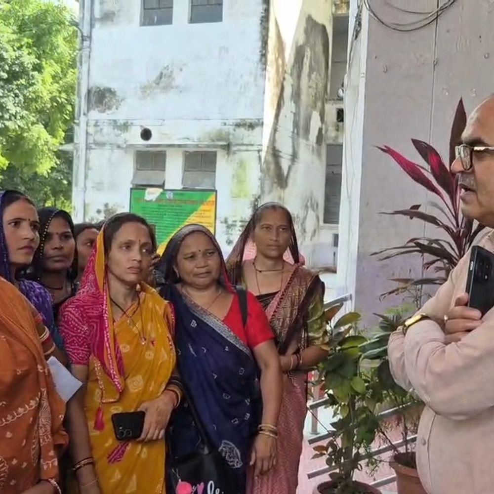 NRLM कैडरों का प्रदर्शन, ₹18 हजार मानदेय की मांग:महोबा में लंबित भुगतान और मोबाइल सुविधा के लिए डीएम को सौंपा ज्ञापन