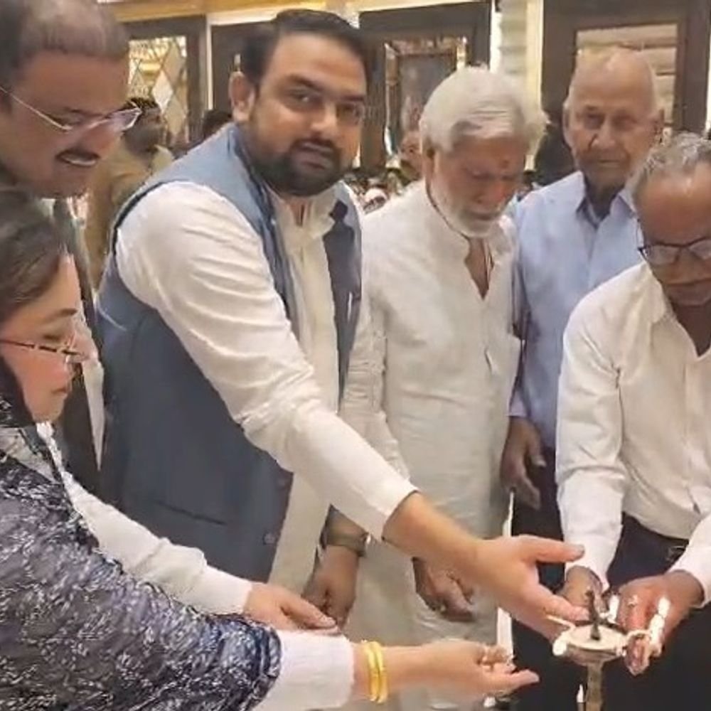 उन्नाव में 2 हजार शिक्षकों को किया सम्मानित:शिक्षक संघ अध्यक्ष ने कहा- राष्ट्र निर्माण में शिक्षकों की भूमिका अहम