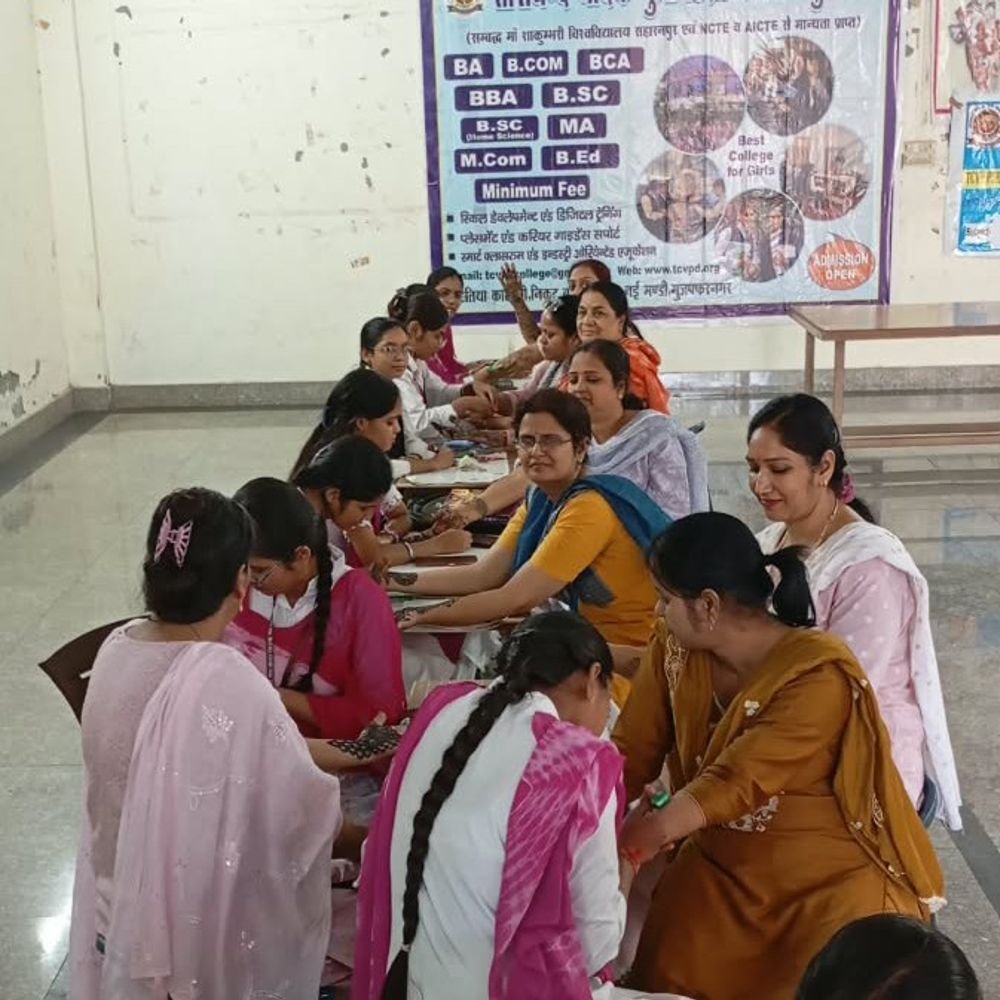मुजफ्फरनगर कॉलेज में मेहंदी मेला:स्टॉल पर छात्राओं ने दिखाई प्रतिभा, स्वरोजगार के अवसरों की जानकारी मिली