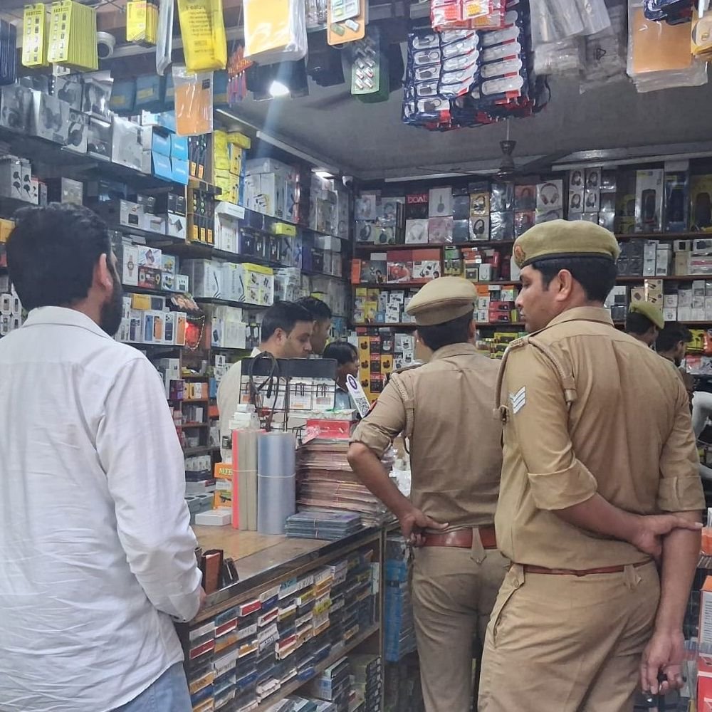 सहारनपुर में मोबाइल की बनर्जी मार्केट छापेमारी:आईफोन की डुप्लीकेट मोबाइल पकड़े, दिल्ली से कंपनी की टीम आई