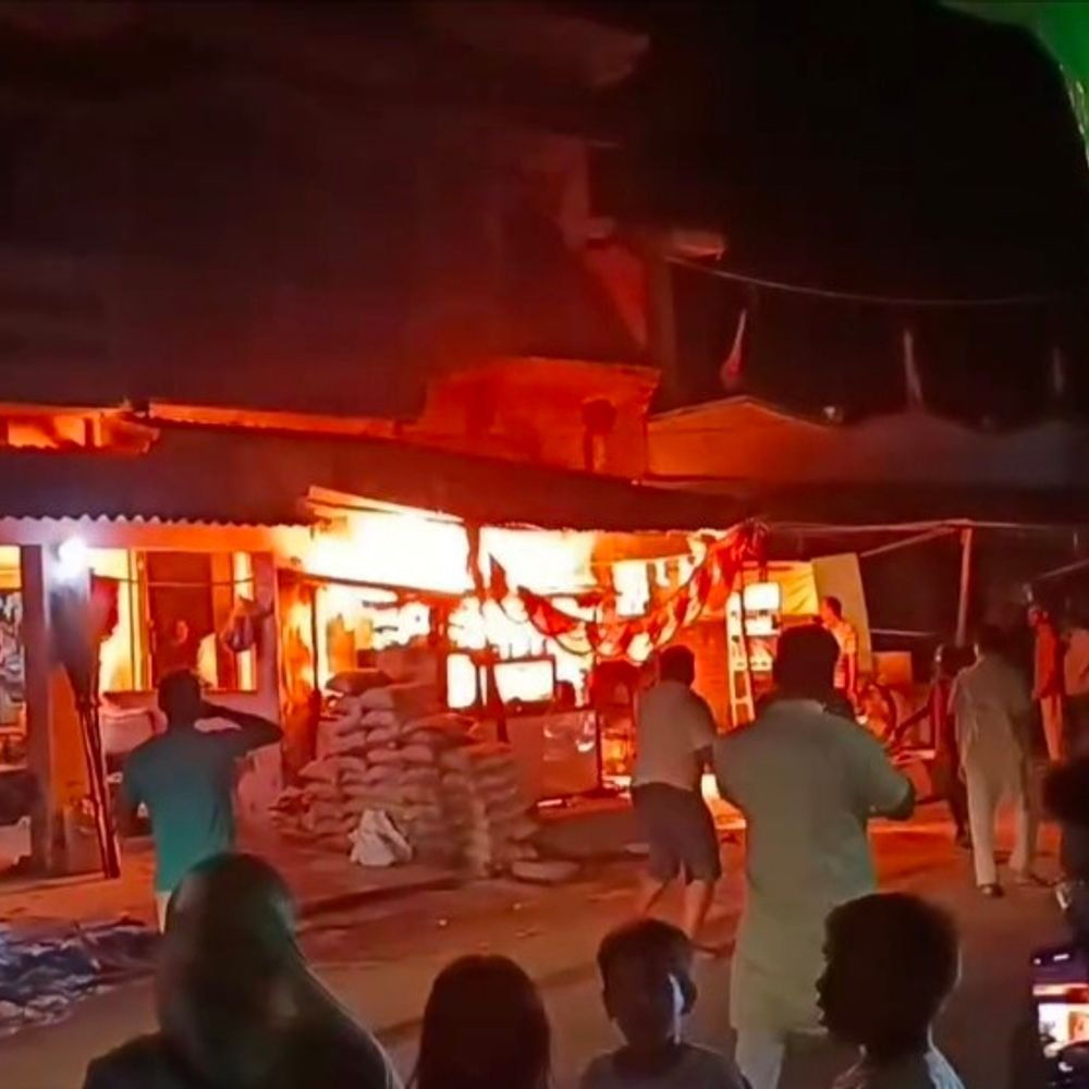 किराना की दुकान में लगी आग, सामान जलकर राख:अमेठी के शाहगढ़ कस्बे में देर रात हुआ हादसा, दुकानदार ने मांगा मुआवजा