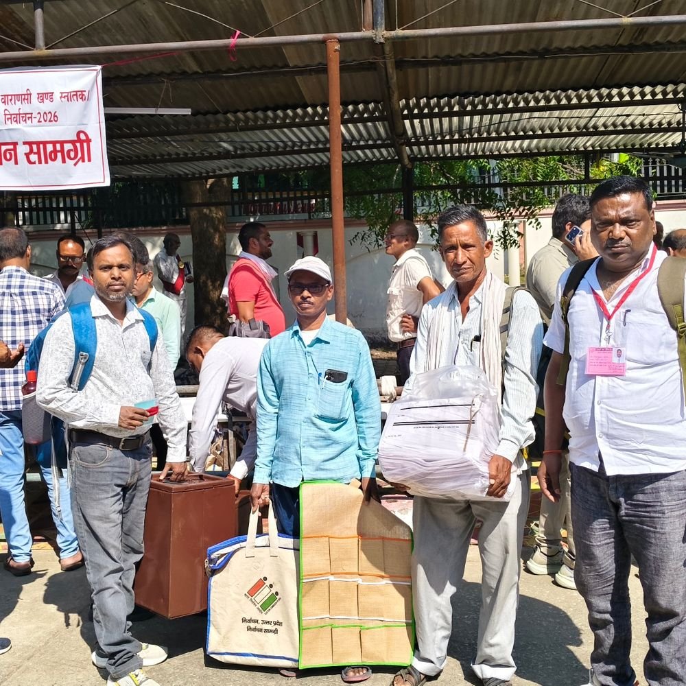 सोनभद्र में एमएलसी चुनाव के लिए पोलिंग पार्टियां रवाना:स्नातक के लिए 21 और शिक्षक निर्वाचन के लिए 13 मतदेय स्थल निर्धारित