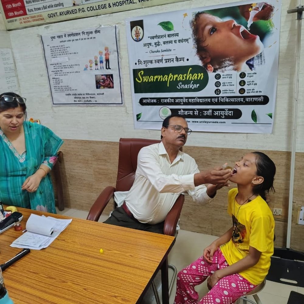वाराणसी में निःशुल्क स्वर्णप्राशन कैंप:252 बच्चों को पिलाई गईं दवा की बूंदें