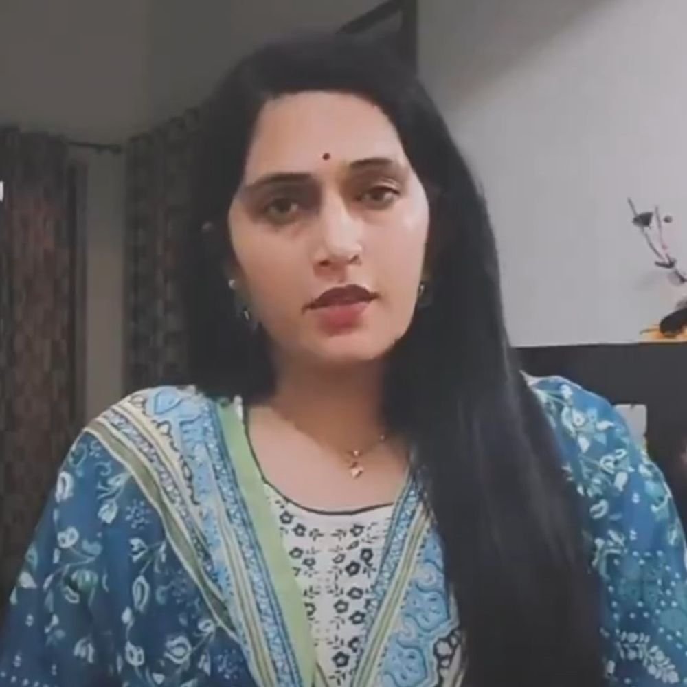 शिक्षिका बोलीं- 2 महीने से शिकायत पर कार्रवाई नहीं:चैट-स्क्रीनशॉट समेत डिजिटल सबूत देने का दावा; शामली DM कार्यालय में अनशन की चेतावनी