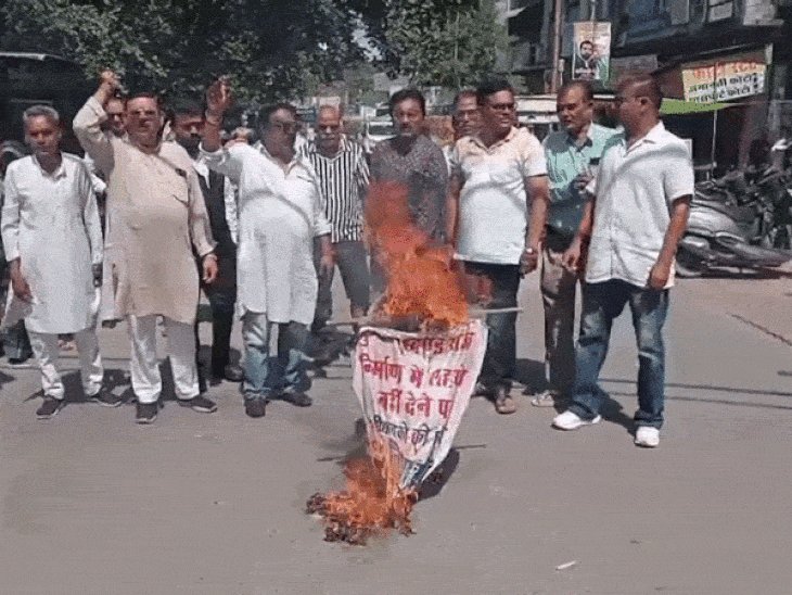 झांसी में भाजपा के 50 विधायकों के पुतले जलाए:बुंदेलखंड राज्य निर्माण मोर्चा ने पितृ पक्ष में पुरखों से की विधायकों को विधानसभा से मोक्ष देने की कामना