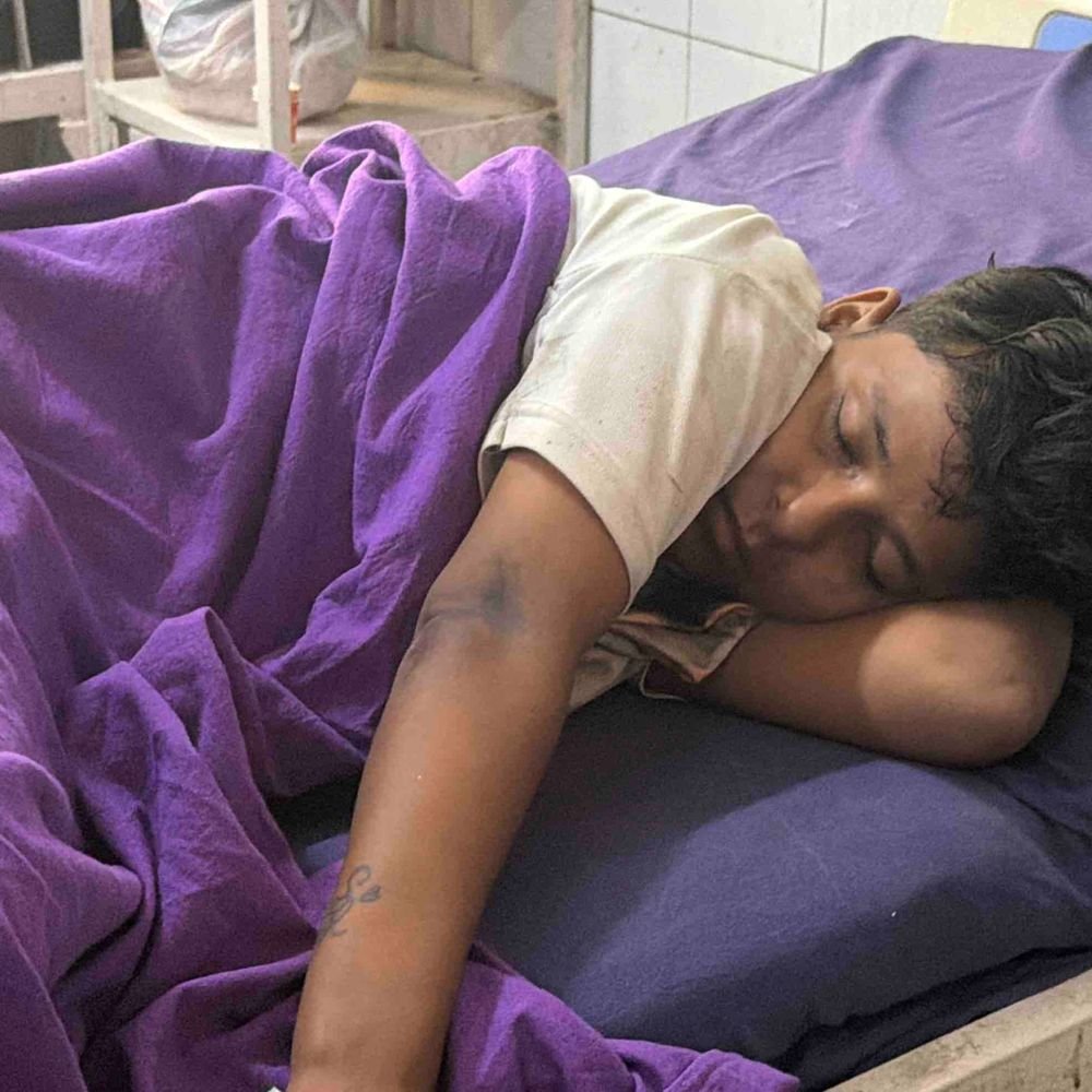 ओवरब्रिज के नीचे बेसुध मिली युवती:रामपुर में सहेली से विवाद के बाद घर से निकली थी, थिनर पीने की आशंका