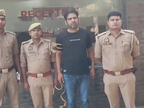 शिक्षक नेता के भतीजे का हत्यारोपी पुलिसकर्मी प्रयागराज से अरेस्ट:दोस्तों के विवाद में मारी थी गोली, पत्नी बोली- आरोपी का एनकाउंटर हो