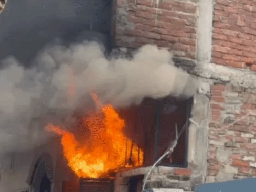 फर्नीचर गोदाम में लगी आग,4 लोगों ने कूदकर बचाई जान:सीतापुर में फाइबर की कुर्सियां, मेज, अलमारी और गद्दे समेत 15 लाख का सामान जला