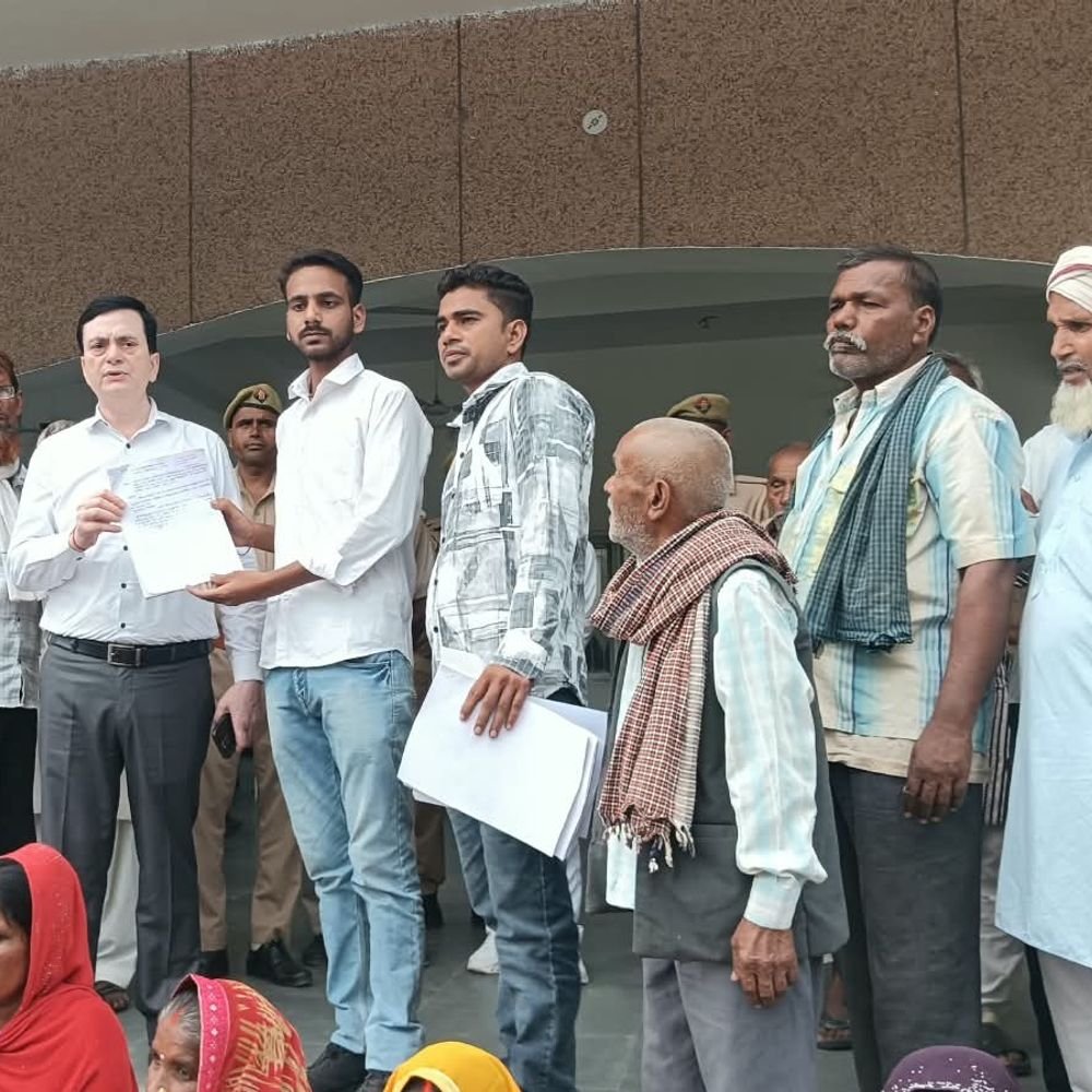 कोटेदार के समर्थन में ग्रामीणों का प्रदर्शन:फर्जी शिकायतों से मानसिक उत्पीड़न का आरोप, डीएम से निष्पक्ष जांच की मांग