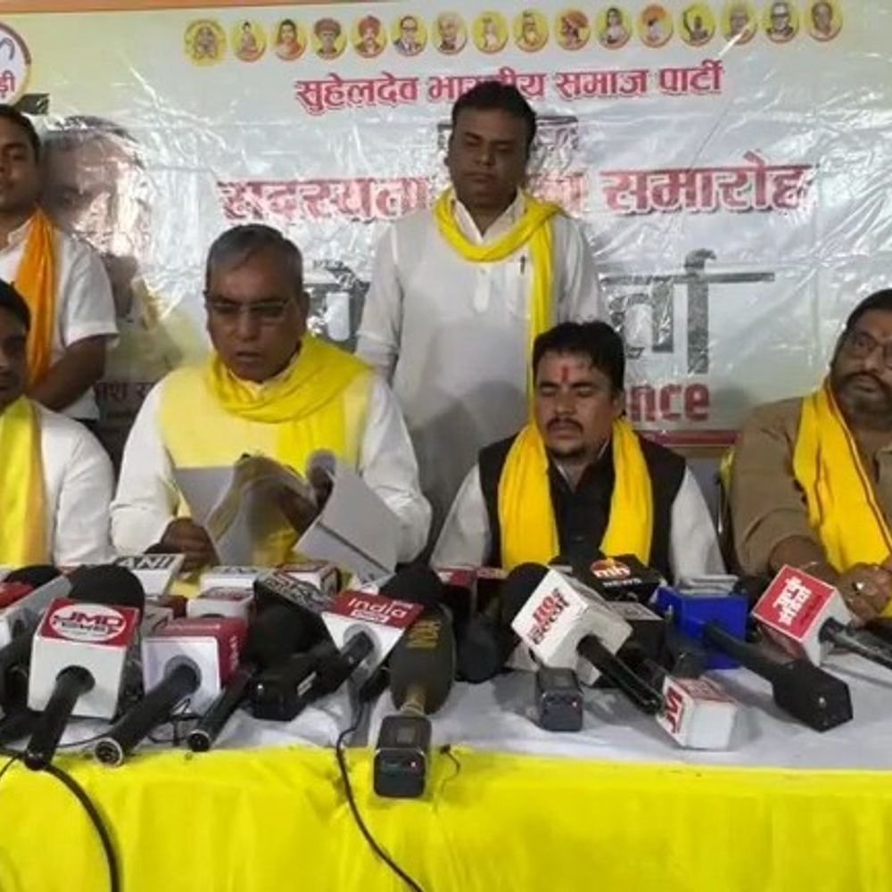 सुभासपा में कई दलों के नेताओं ने ली सदस्यता:सपा के 40 लोगों ने सुभासपा का दामन थामा, बोले- पिछड़ा वर्ग आयोग की रिपोर्ट आते ही चुनाव कराने का होगा फैसला