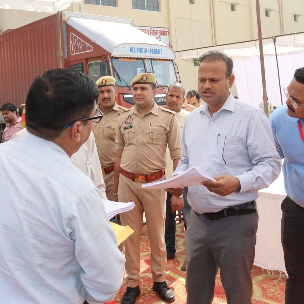 शिक्षक एमएलसी चुनाव के लिए 23 पोलिंग पार्टियां रवाना:डीएम ने किया निरीक्षण, निष्पक्ष और शांतिपूर्ण मतदान कराने के लिए मतदान कार्मिकों को दिए निर्देश