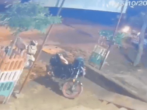 आगरा में डीसीएम ने 4 युवतियों को रौंदा:सड़क किनारे टहल रही थीं, एक की मौत, दो गंभीर