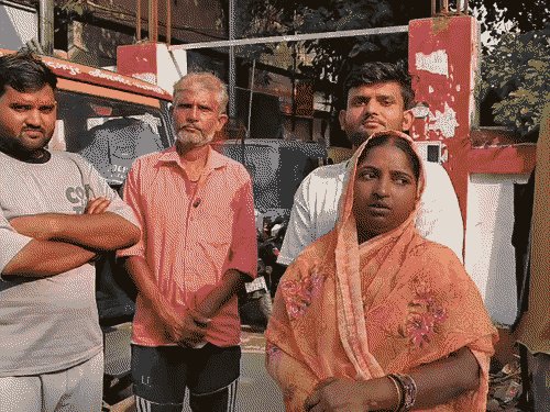 बहू के अत्याचारों से तंग आकर थाने पहुंचे बुजुर्ग दंपती:रो-रोकर लगाई न्याय की गुहार; बोले- दहेज केस में फंसाने की मिल रही धमकी