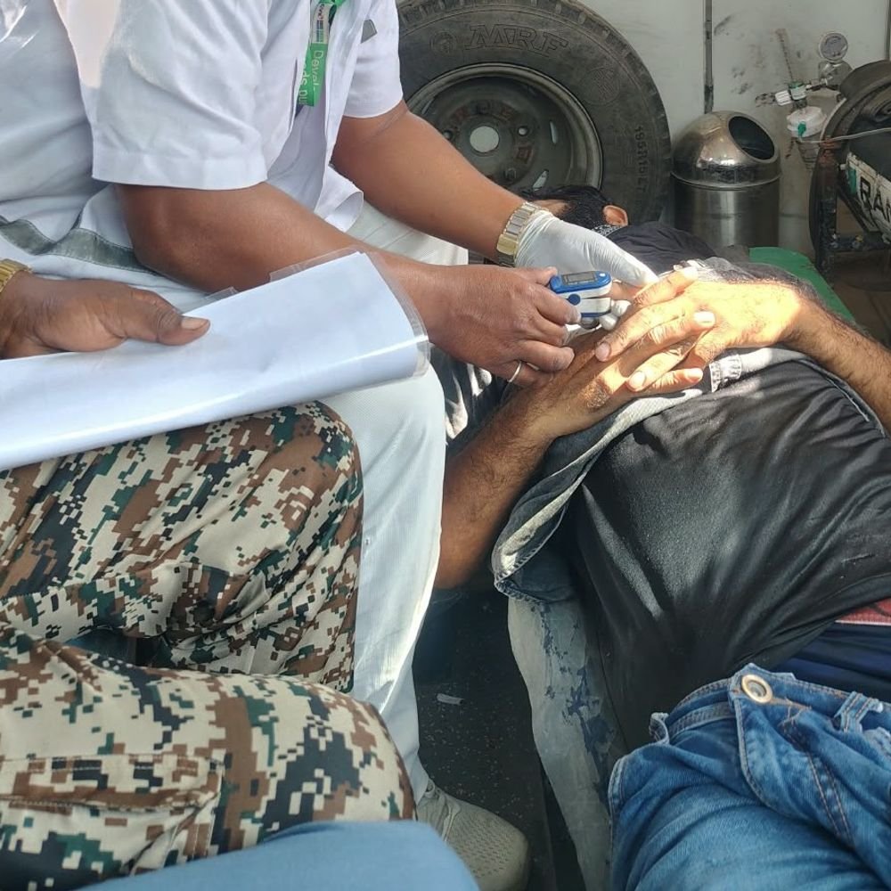 कासगंज में ट्रेन में चढ़ते समय युवक का पैर फिसला:गंभीर रूप से घायल को एंबुलेंस से जिला अस्पताल में भर्ती कराया गया