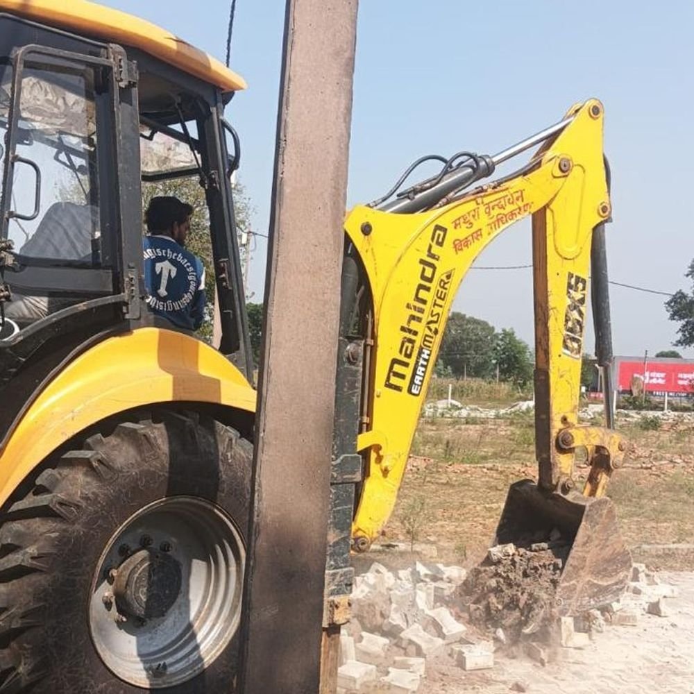 मथुरा में 2 अवैध कॉलोनियों पर चला बुलडोजर:9 हजार वर्गमीटर में बिना मंजूरी हो रहा था निर्माण; MVDA की कार्रवाई से मचा हड़कंप