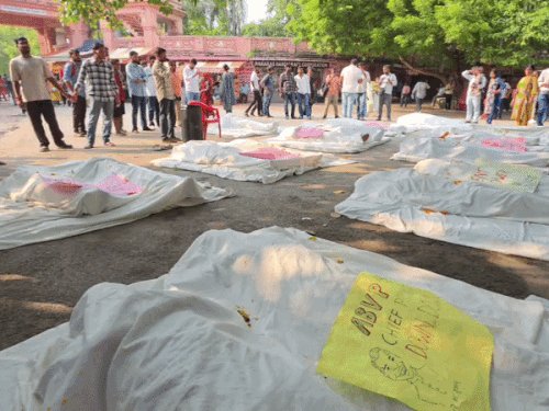 BHU में ABVP का अनोखा प्रदर्शन:विश्वनाथ मंदिर के बाहर ‘मुर्दा’ बनकर लेटे कार्यकर्ता, चीफ प्रॉक्टर को हटाने की मांग
