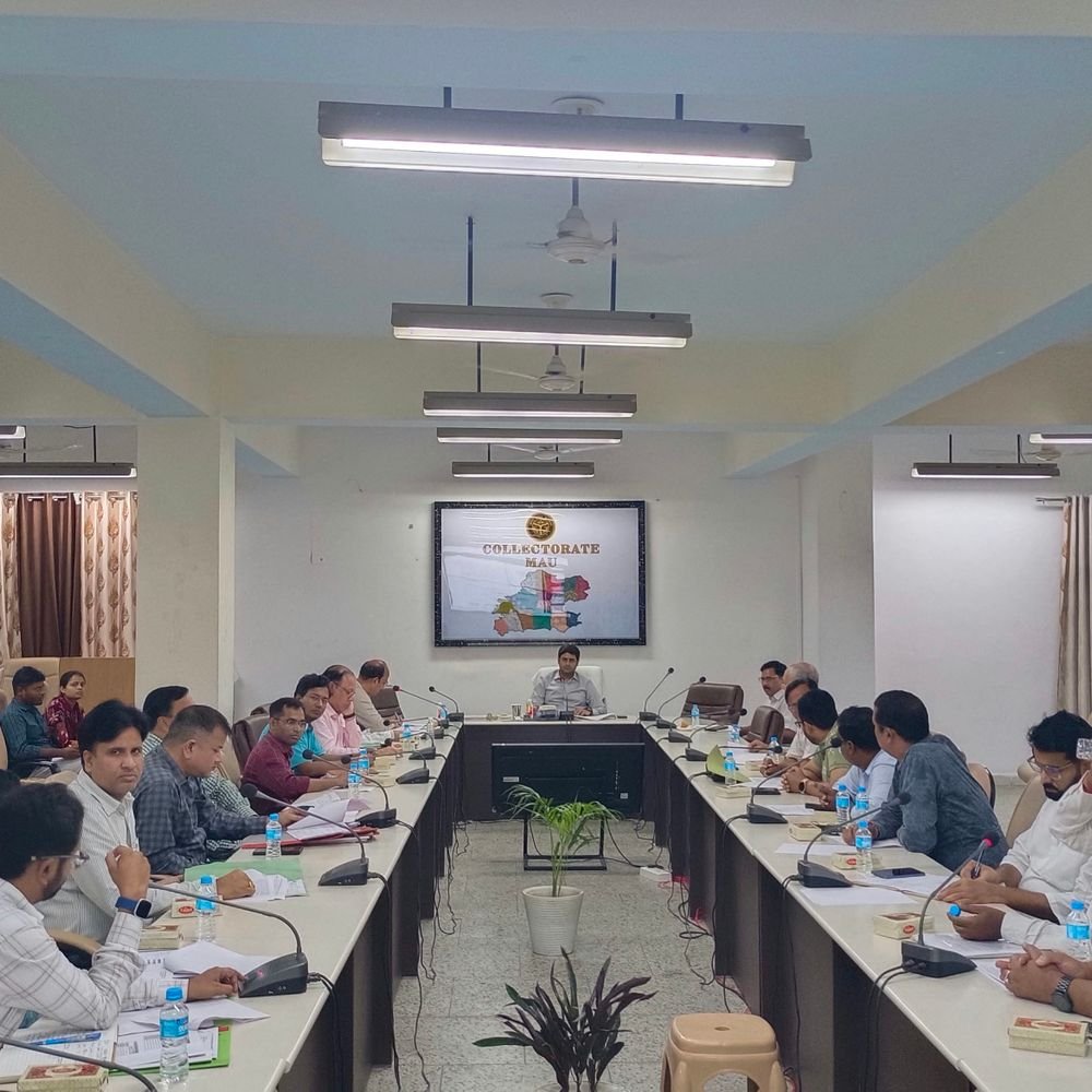 ताजोपुर औद्योगिक क्षेत्र में बिजली और नालों की समस्या उठी:मऊ की उद्योग बंधु बैठक में साड़ी की घटती मांग पर चिंता; डीएम ने की समीक्षा