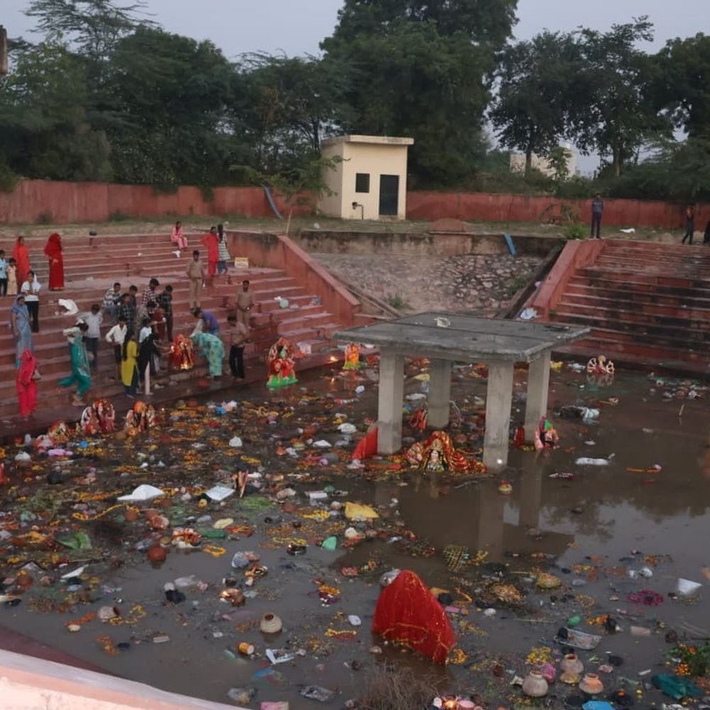 गोकुल में 150 से ज्यादा देवी प्रतिमाओं का विसर्जन:मथुरा में यमुना घाटों पर बैरिकेडिंग रही, एसएसपी ने सुरक्षा व्यवस्था देखी