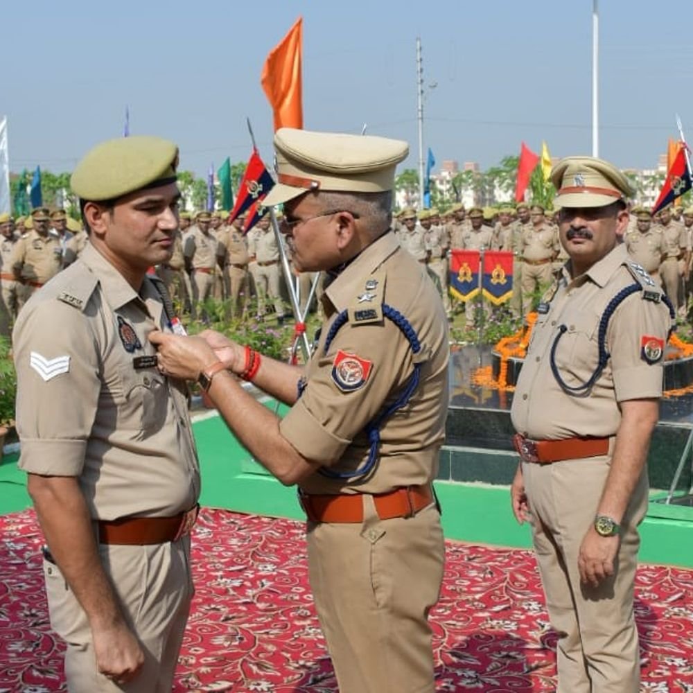 गांधी-शास्त्री जयंती पर पुलिसकर्मियों ने ली सत्य-अहिंसा की शपथ:एसपी ने उत्कृष्ट सेवा पदक देकर बढ़ाया उत्साह