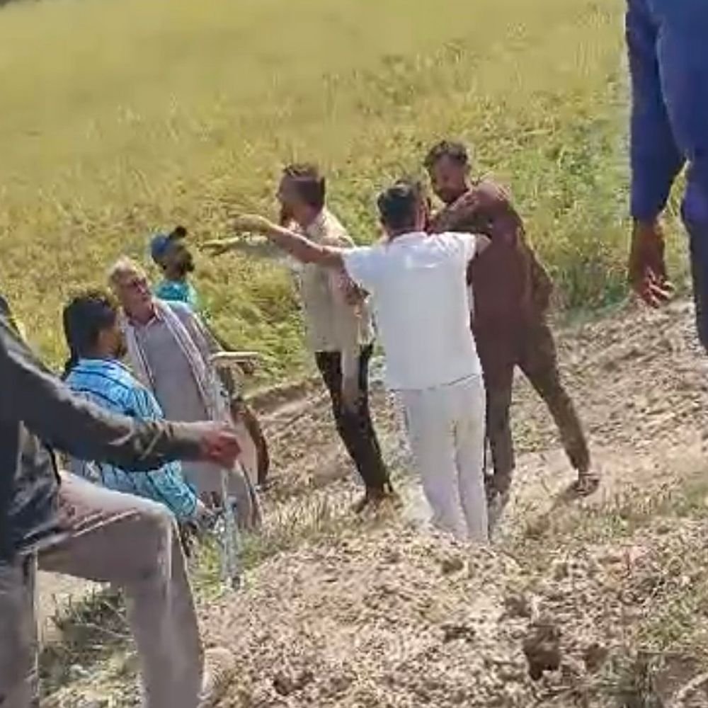 धान काटने जा रहे कंबाइन मालिक से मारपीट:संसारपुर गांव के लोगों पर आरोप, वीडियो वायरल होने पर पुलिस को शिकायत