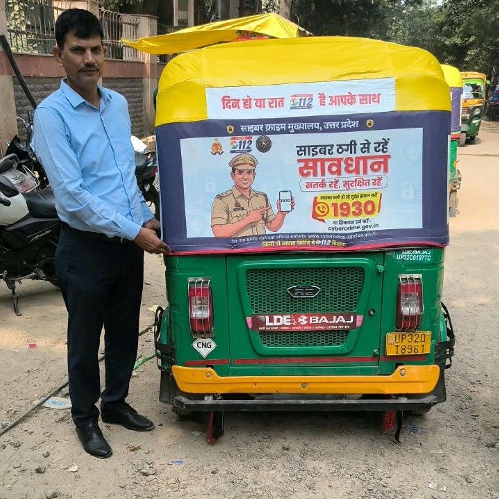 लखनऊ में साइबर सुरक्षा अभियान:विभूतिखंड के वाहनों पर चस्पा पोस्टर, अधिकारियों ने लोगों को किया सतर्क