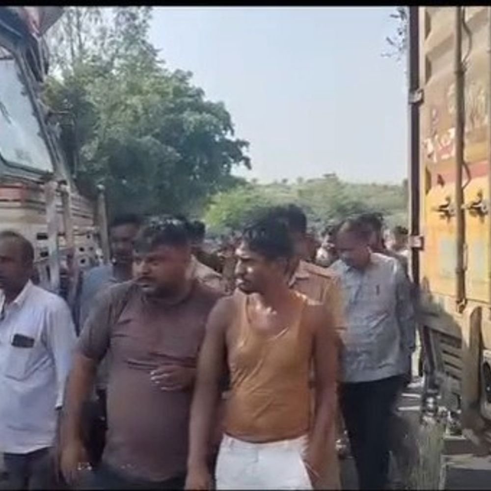 ट्रक बाइक की टक्कर में एक युवक की मौत:झांसी में घटना के बाद दूसरा युवक गंभीर घायल, पुलिस ने केस दर्ज कर जांच शुरू की