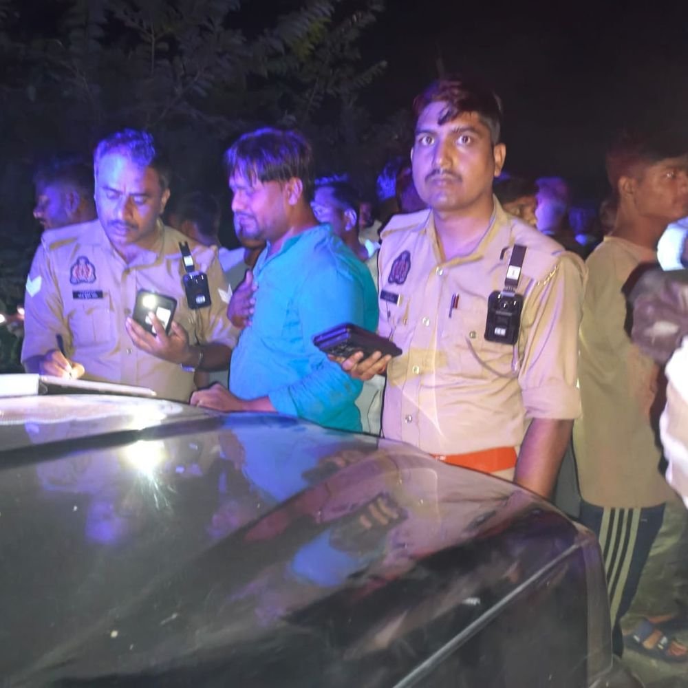 बाराबंकी में सर्राफा कारोबारी भाइयों पर फायरिंग:जेवर लूटने का था प्लान, लोगों के पीछा करने पर बैग छोड़कर भागे