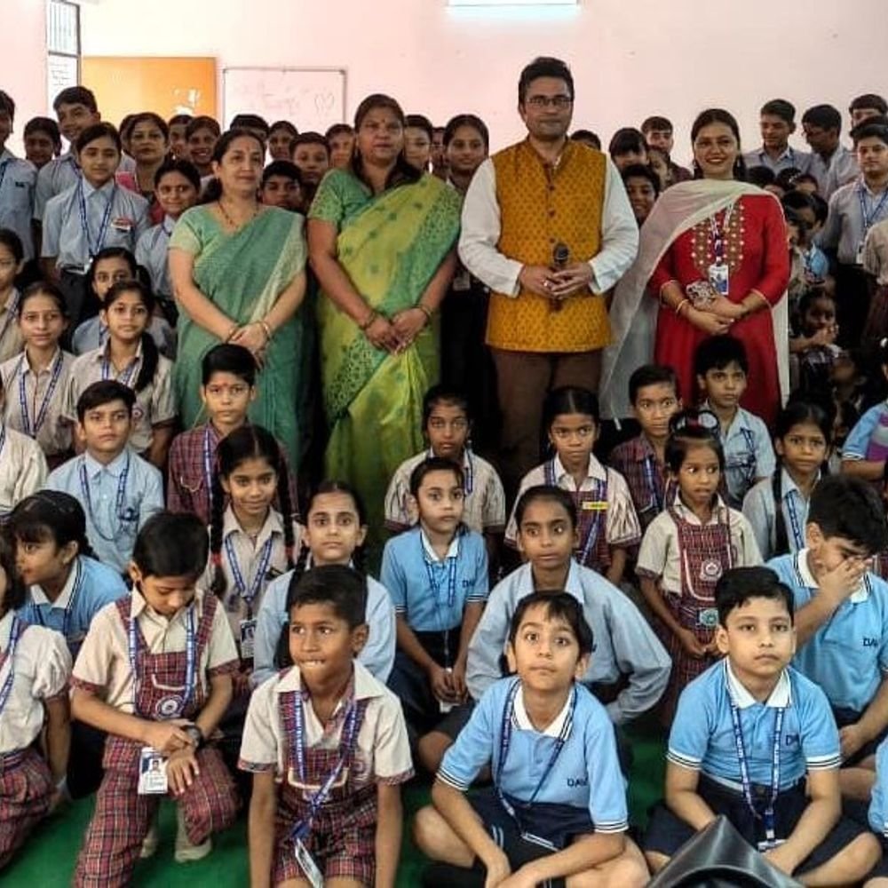 लखनऊ में दादी-नानी की कहानी आयोजित:बच्चों को ऑनलाइन गेम्स और मोबाइल से दूरी बनाने का संदेश दिया