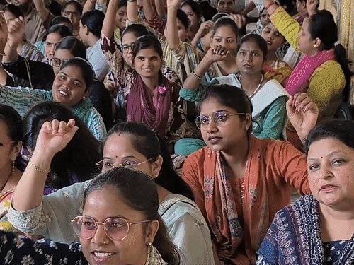 नियमितीकरण, समान वेतन की मांग पर एनएचएम कर्मचारियों का धरना:शाहजहांपुर में सीएमओ कार्यालय के बाहर प्रदर्शन