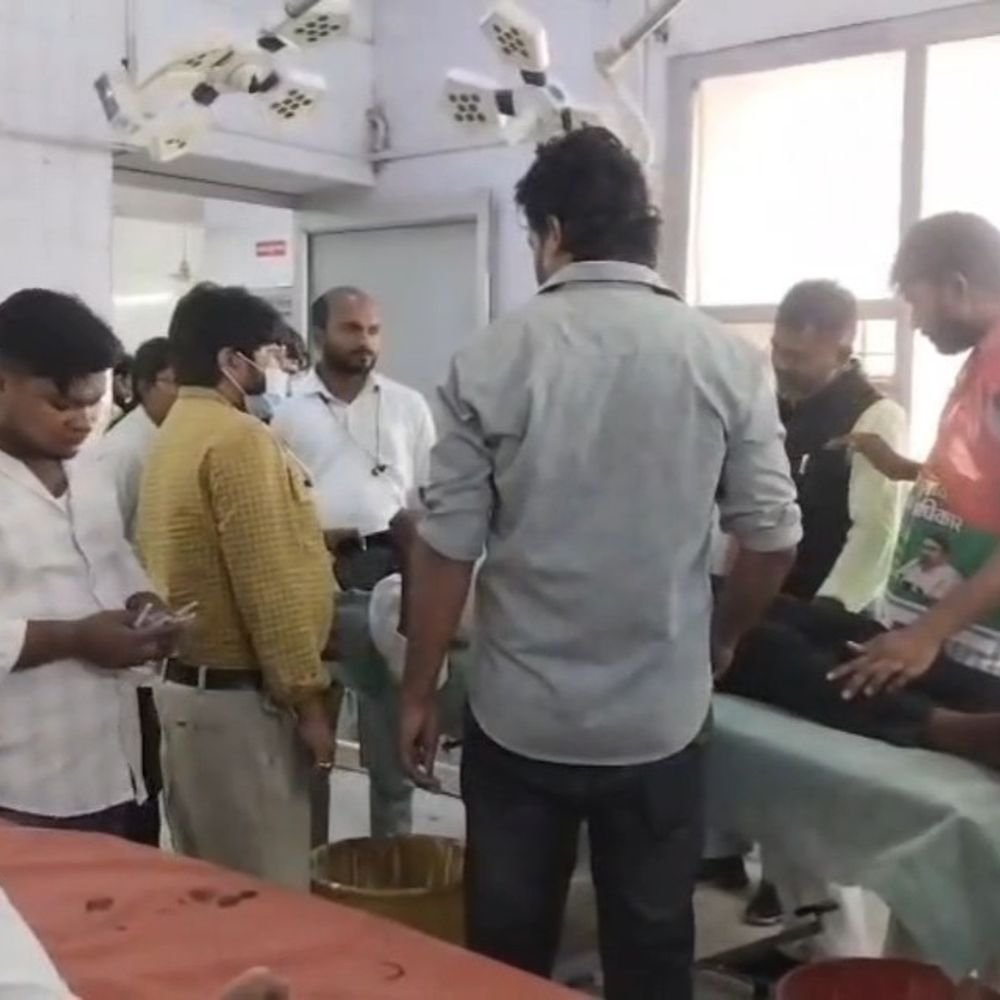 महोबा में सपा कार्यकर्ताओं की बोलेरो पलटी:चार घायल, दो की हालत गंभीर, प्रदर्शन में शामिल होने के लिए निकले थे