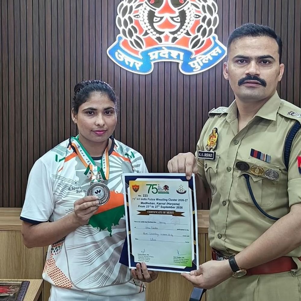 महिला आरक्षी नीरज ने जीता सिल्वर मेडल:75वीं ऑल इंडिया पुलिस रेसलिंग क्लस्टर में बिजनौर का नाम रोशन किया, एसपी ने किया सम्मानित