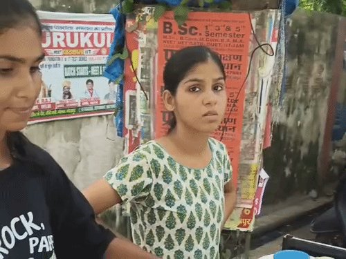 गोरखपुर चाय बेचने वाली बहनों से मिले DM:IAS की तैयारी के लिए कोचिंग की व्यवस्था करेंगे, बोले- आर्थिक मदद भी की जाएगी